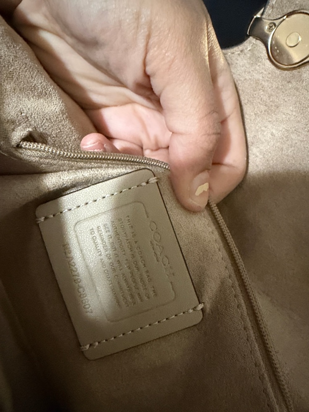Coach Georgie Shoulder Bag in Retro yellow/chalk. (NEW) never worn- no tags :) - Picture 5 of 9